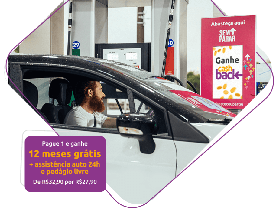Desktop -  Banner Promocional - Homem sorrindo dentro de um carro enquanto está no posto de gasolina.