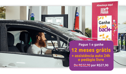 Mobile - Banner Promocional - Homem sorrindo dentro de um carro enquanto está no posto de gasolina.