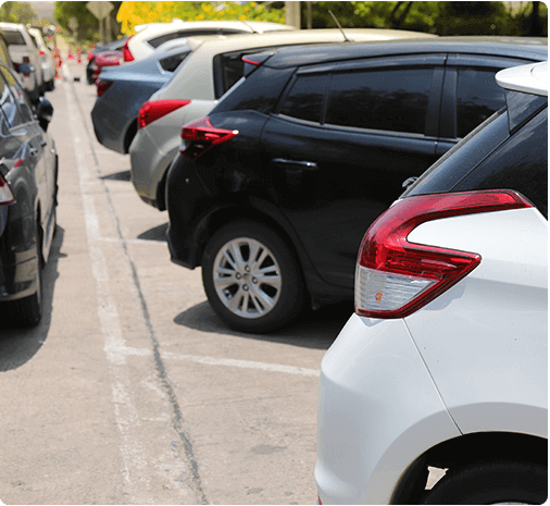 Estacionamento Carros estacionados em um estacionamento.