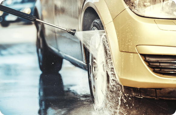 Um carro parado, enquanto lavam o pneu em um lava-rápido - você pode usar a tag Sem Parar nos lava-rápidos.